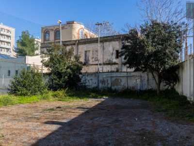 Proviene dall�adiacente campo dell�oratorio della chiesa di San Giuseppe. Prima era facile che durante una partita i palloni arrivassero qui, superando il muro divisorio...